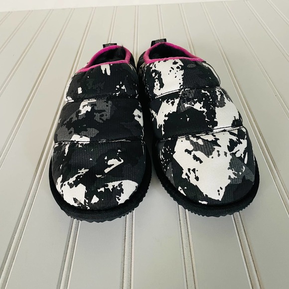 Sorel Women's Black and Pink Slippers GUC - Picture 8 of 14